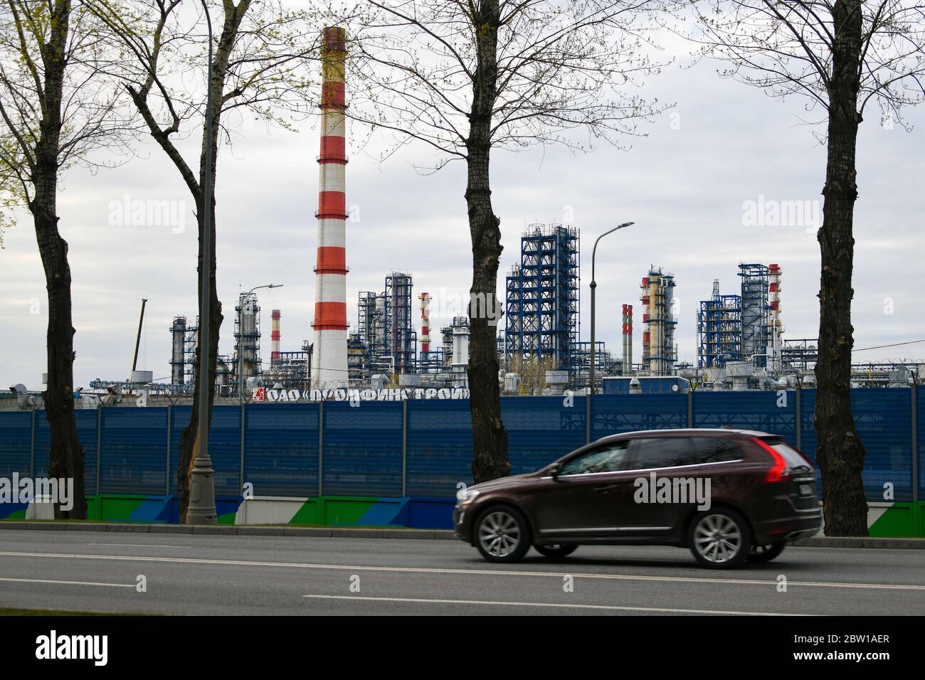Moscú, Rusia. 2 de mayo de 2020. Tuberías de la refinería de petróleo de Moscú en la zona industrial Chagino-Kapotnya en Moscú, Rusia. Foto de stock