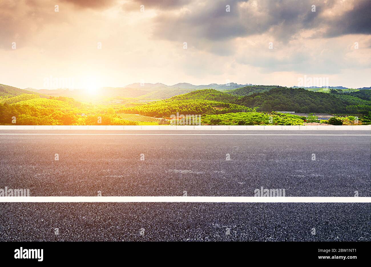 Carretera asfaltada libre de coches y paisaje natural de montañas rurales. Foto de stock
