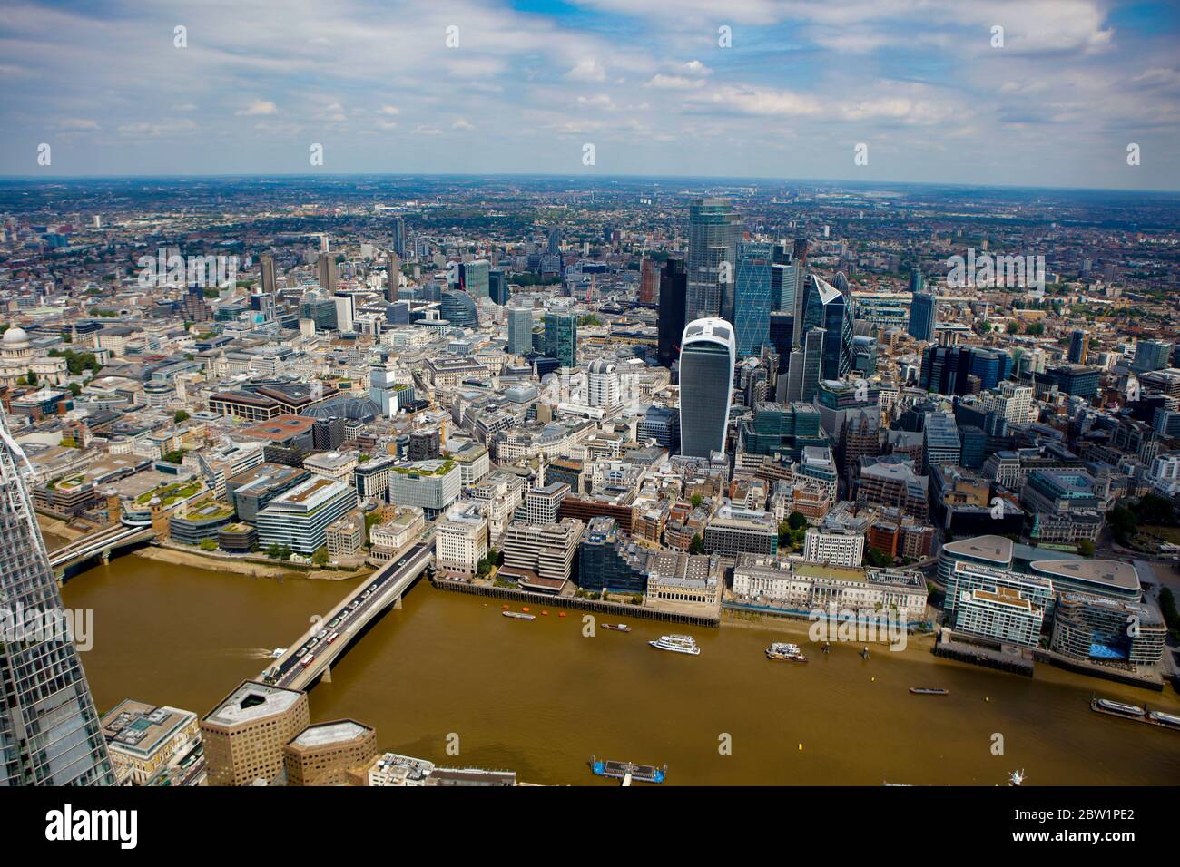 Vista aérea del Distrito Financiero en Londres, Reino Unido. El Shard, Sky Gardens y 22 Bishopsgate Foto de stock