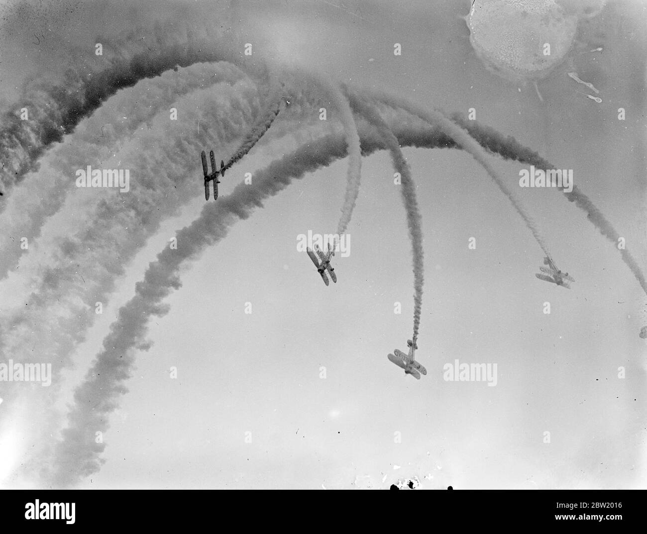 Royal Airforce Bristol aviones de caza Bulldog vuelan en formación durante una exposición de humo. Foto de stock