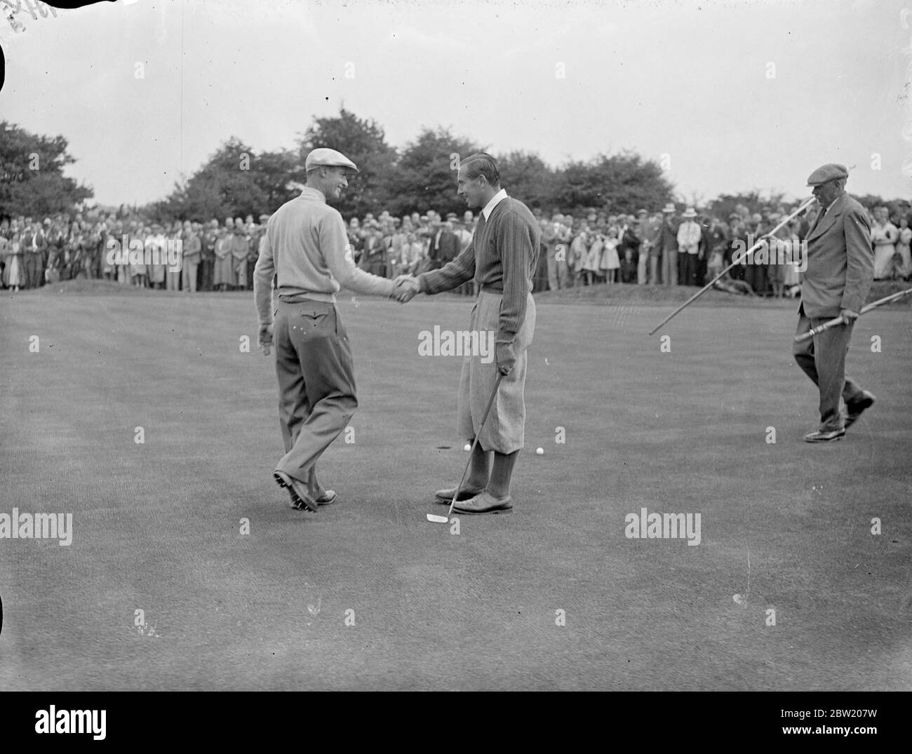 Henry Cotton, el nuevo campeón del Abierto Británico, derrotó a Densmore Shute, el jugador de la Copa Ryder Americana, 6 y 5 en los 72 hoyos, partido de golf de 500 libras en Walton Heath. Henry Cotton (derecha) felicitó por Densmore Shute en el 30, donde Cotton ganó el partido. 13 de julio de 1937 Foto de stock