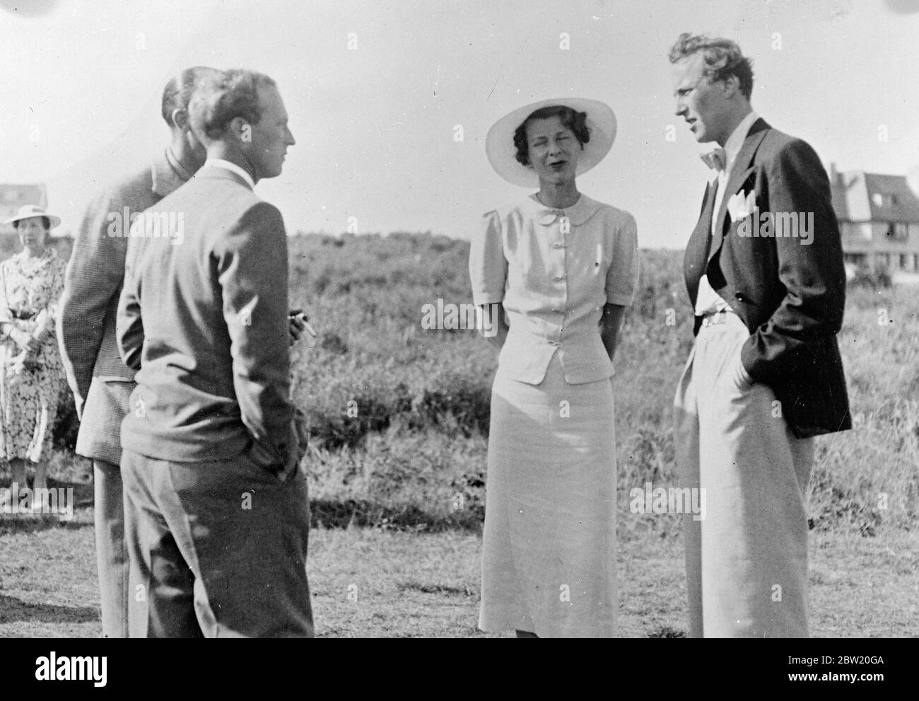 Ahora Príncipe de Bélgica, Príncipe Charles Bernadotte (derecha) y su novia, anteriormente Counters von Rosen, están en luna de miel en Bélgica, donde con el Rey Leopold (izquierda) vieron la final de la competición de golf femenina para la Copa del Rey en el Zoute Golf Club. 20 de julio de 1937 Foto de stock