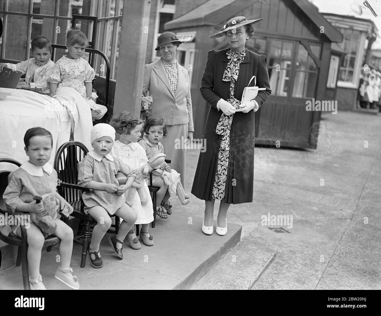La Duquesa de Gloucester presidió las celebraciones del día del Fundador de las Casas del Dr. Bernardo en el Hogar de la aldea de las niñas, Barkingside, Essex, donde fue recibida por los niños. 26 de junio de 1937 Foto de stock