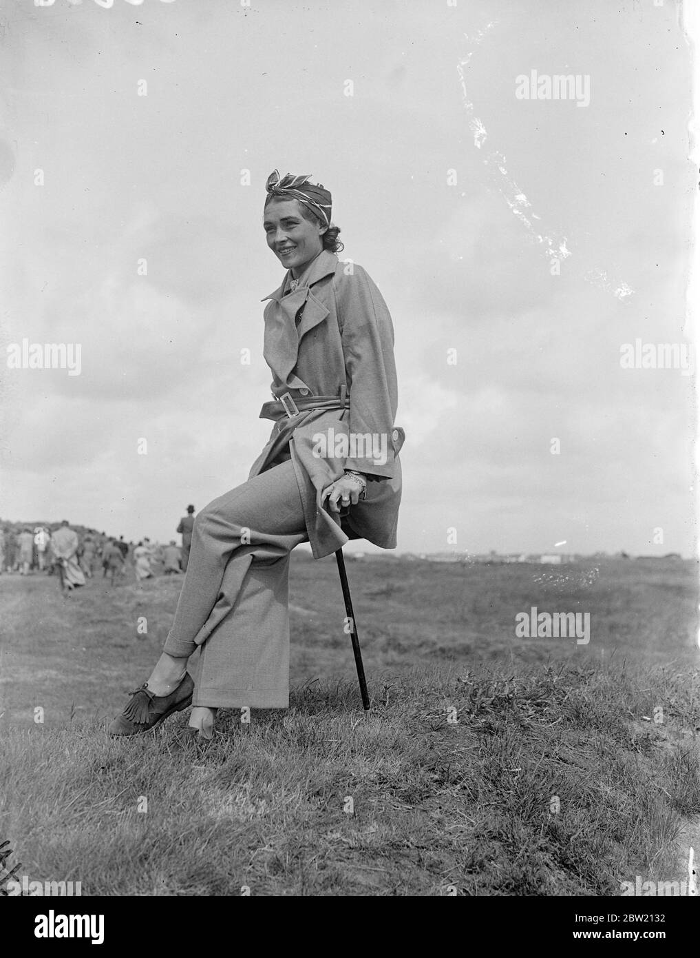 Título original: Sra Densmore Shute, esposa del jugador de la Copa Ryder americana, usando pantalones largos mientras miraba a su marido en los foursomes contra Inglaterra en el campo de Ainsdale, Southport. América ganó los primeros cuatro somas. 29 de junio de 1937 Foto de stock