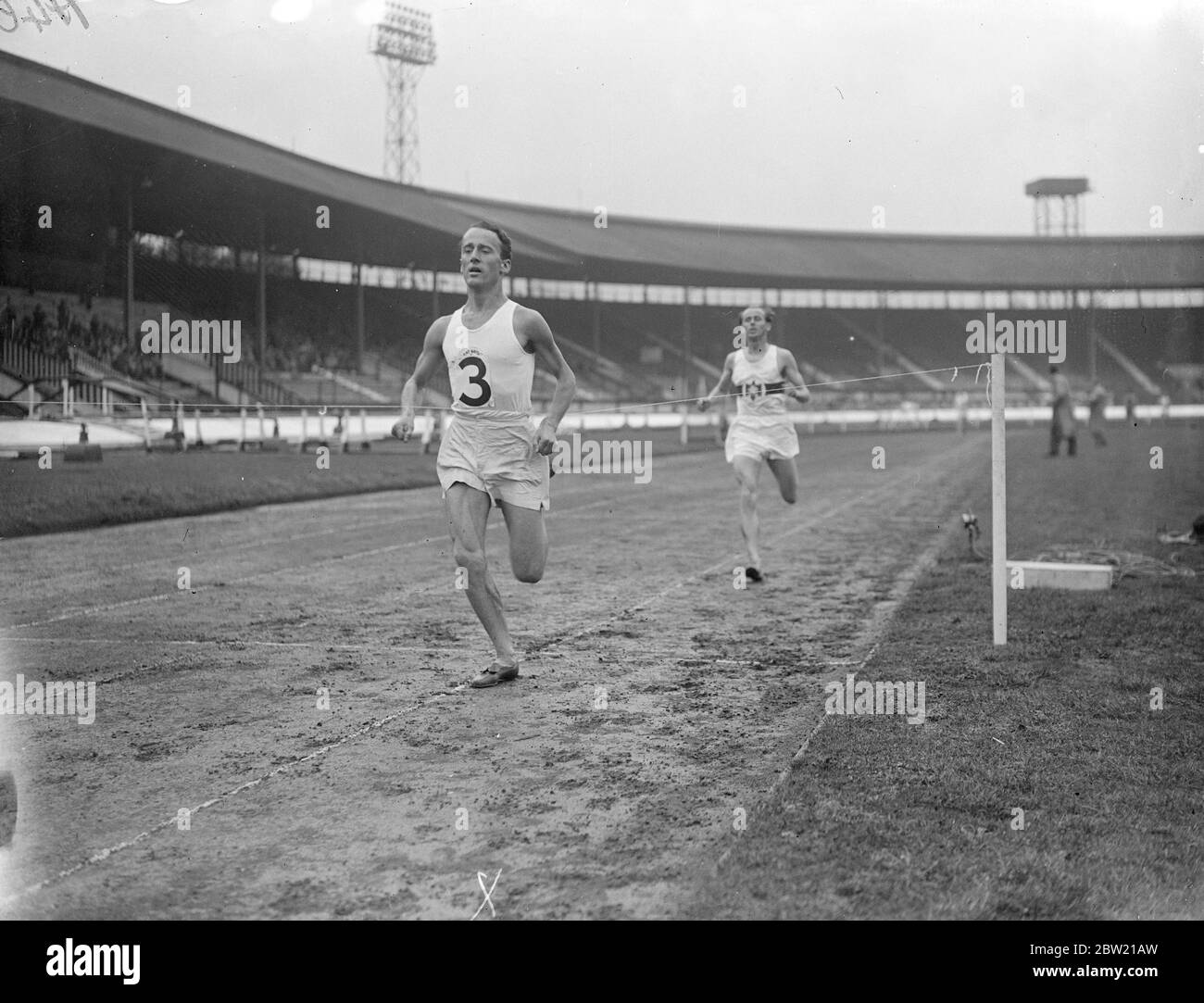 Gran Bretaña conoció a Alemania en un encuentro atlético internacional en el Estadio de la Ciudad Blanca, Londres.J. P.D Ward (Gran Bretaña) ganó la carrera de tres millas de M. Syring (alemania) el 14 de agosto de 1937. Foto de stock