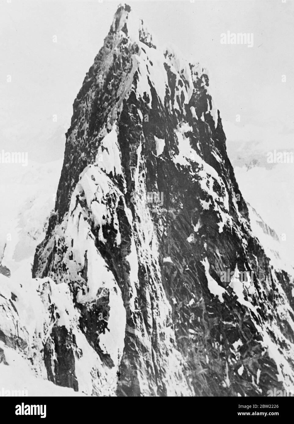 Monte Waddington 13,260 pies. Pico rocoso en la cordillera de la Columbia Británica. La cumbre más alta del Monte Waddington vista desde otro pico 60 pies más bajo. 21 Septiembre 1937 [?] Foto de stock