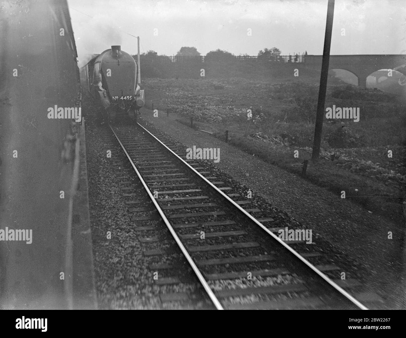 El tren rápido que operará entre Londres y Leeds, el nuevo West Riding Limited hizo una prueba de carrera desde King's Cross a Leeds, una carrera sin parada de 185 millas en la que era tiempo de promedio 68 millas por hora con la máxima velocidad en la región de 75. El tren que pasa por Retford, Nottingham en su carrera de prueba. 24 de septiembre de 1937 Foto de stock
