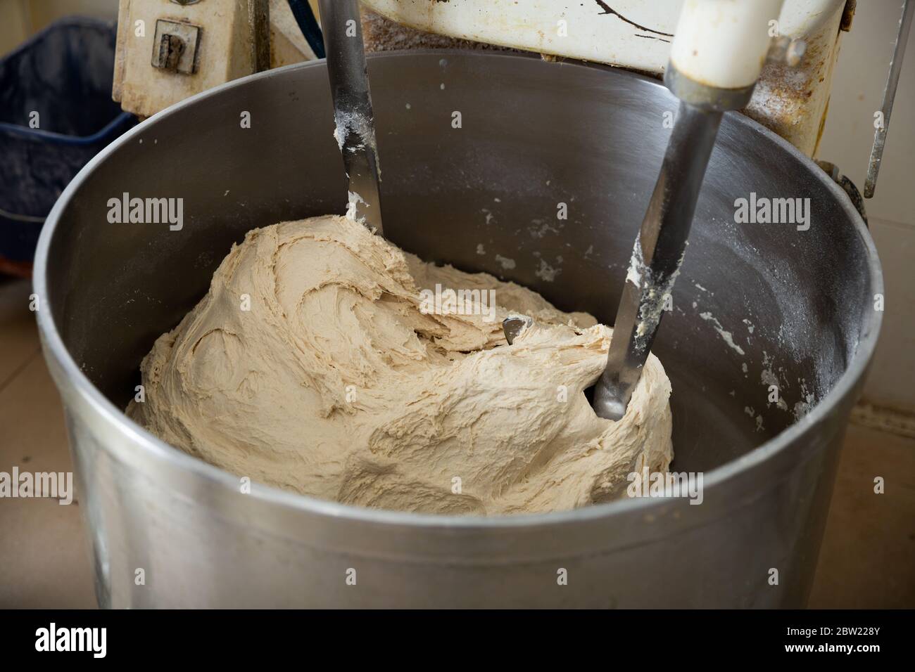 Hacer masa de pan en máquina amasadora. Equipos de panadería