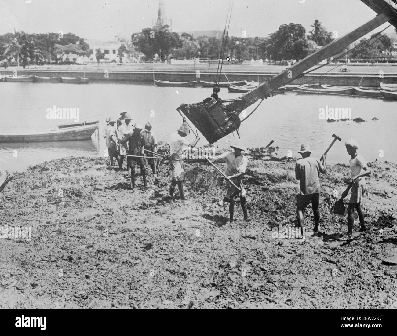 [Original Caption] fries en el trabajo en un lugar que era de agua abierta unos meses antes durante el trabajo de la extensión Raffles. 6 de septiembre de 1937.[?] Foto de stock