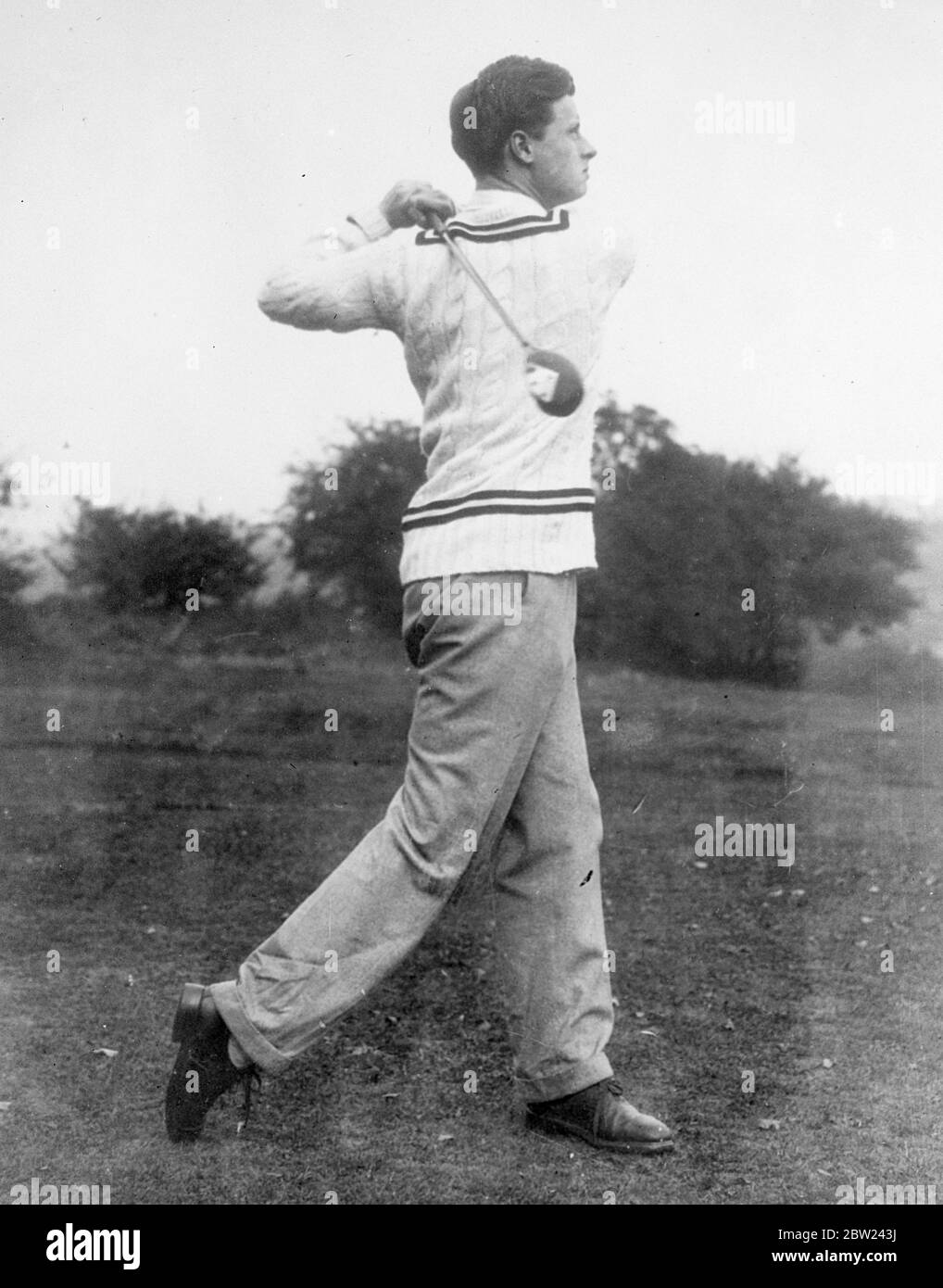 La foto muestra al Honorable Edward Stanley - ahora Lord Stanley - nieto de Lord Derby, conduciendo durante una ronda en el campo de Golf Southfield, hogar del Club de Golf de la Universidad de Oxford. El Sr. Stanley está en Magdalen. 17 de octubre de 1938 Foto de stock