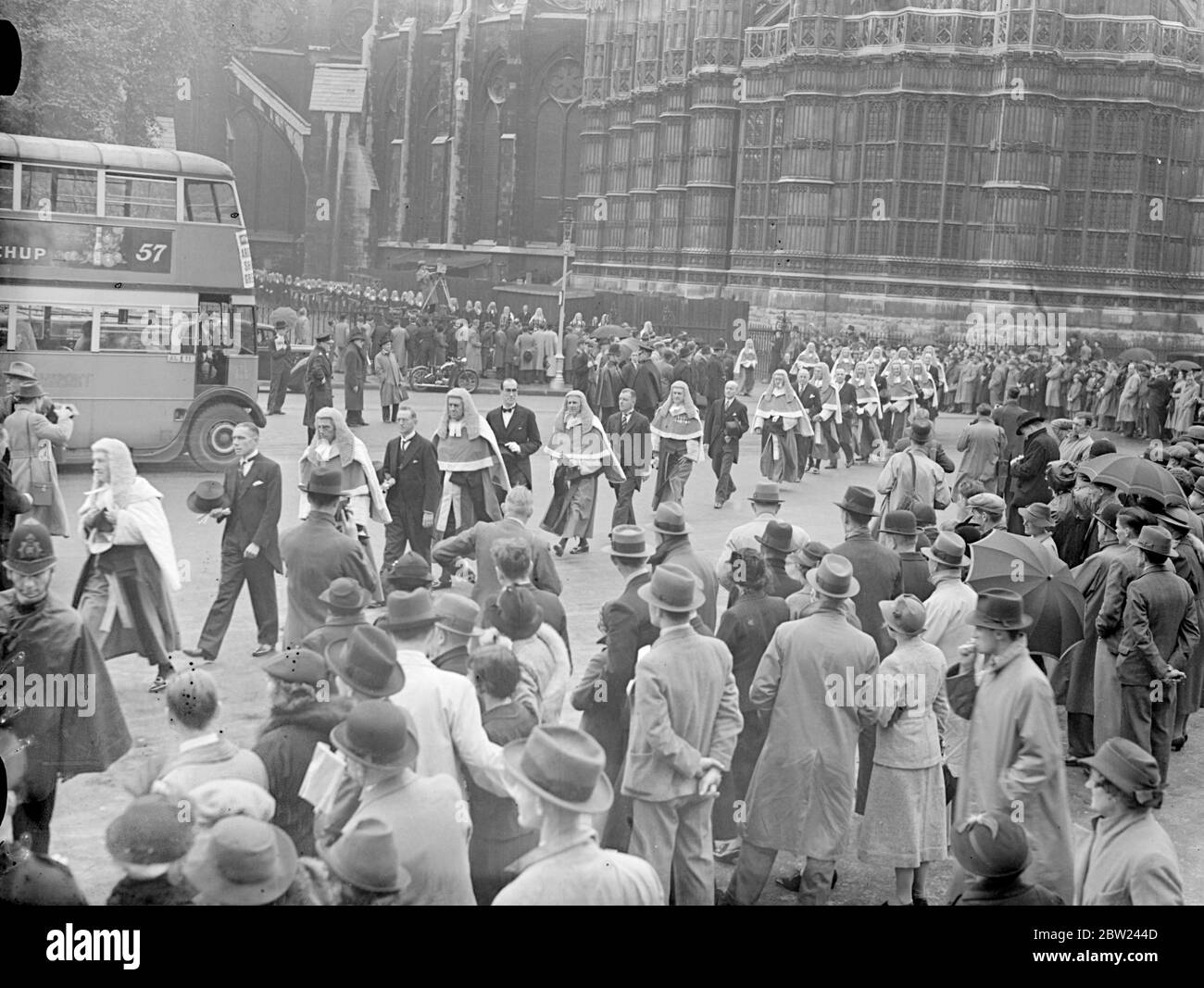 Tras un servicio en la Abadía de Westminster con ocasión de la reapertura de los tribunales, los jueces, a los que asistieron miembros del bar, caminaron en procesión hasta el Palacio de Westminster, donde fueron recibidos por Lord Maugham, el Lord Canciller, en su apartamento privado. Luego se entretuvo el desayuno con otros distinguidos invitados. El desayuno fue recibido este año después de un lapso de siete años por razones económicas. Espectáculos de fotos: La procesión en su camino de la Abadía de Westminster a la Cámara de los Lores. 12 de octubre de 1938 Foto de stock