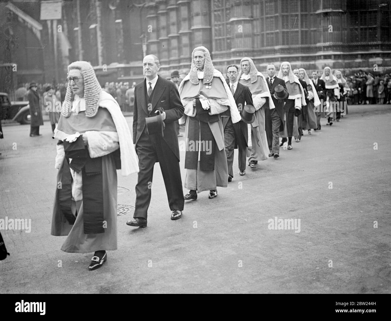 Tras un servicio en la Abadía de Westminster con ocasión de la reapertura de los tribunales, los jueces, a los que asistieron miembros del bar, caminaron en procesión hasta el Palacio de Westminster, donde fueron recibidos por Lord Maugham, el Lord Canciller, en su apartamento privado. Luego se entretuvo el desayuno con otros distinguidos invitados. El desayuno fue recibido este año después de un lapso de siete años por razones económicas. Espectáculos de fotos: Jueces en la procesión de la Abadía de Westminster. 12 de octubre de 1938 Foto de stock