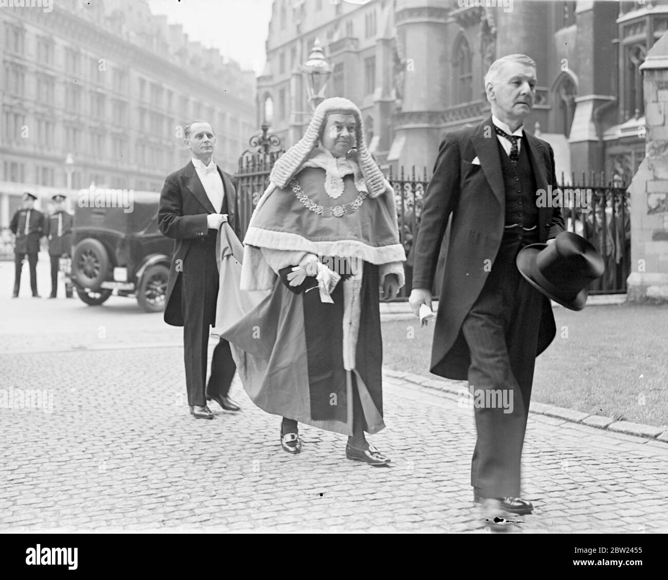 Tras un servicio en la Abadía de Westminster con ocasión de la reapertura de los tribunales, los jueces, a los que asistieron miembros del bar, caminaron en procesión hasta el Palacio de Westminster, donde fueron recibidos por Lord Maugham, el Lord Canciller, en su apartamento privado. Luego se entretuvo el desayuno con otros distinguidos invitados. El desayuno fue recibido este año después de un lapso de siete años por razones económicas. Muestra de fotos: Lord Hewart, el Lord Chief Justice, en la procesión de la Abadía de Westminster. 12 de octubre de 1938 Foto de stock