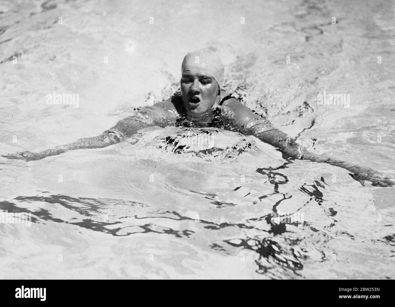 Natación de mujeres Imágenes de stock en blanco y negro - Alamy