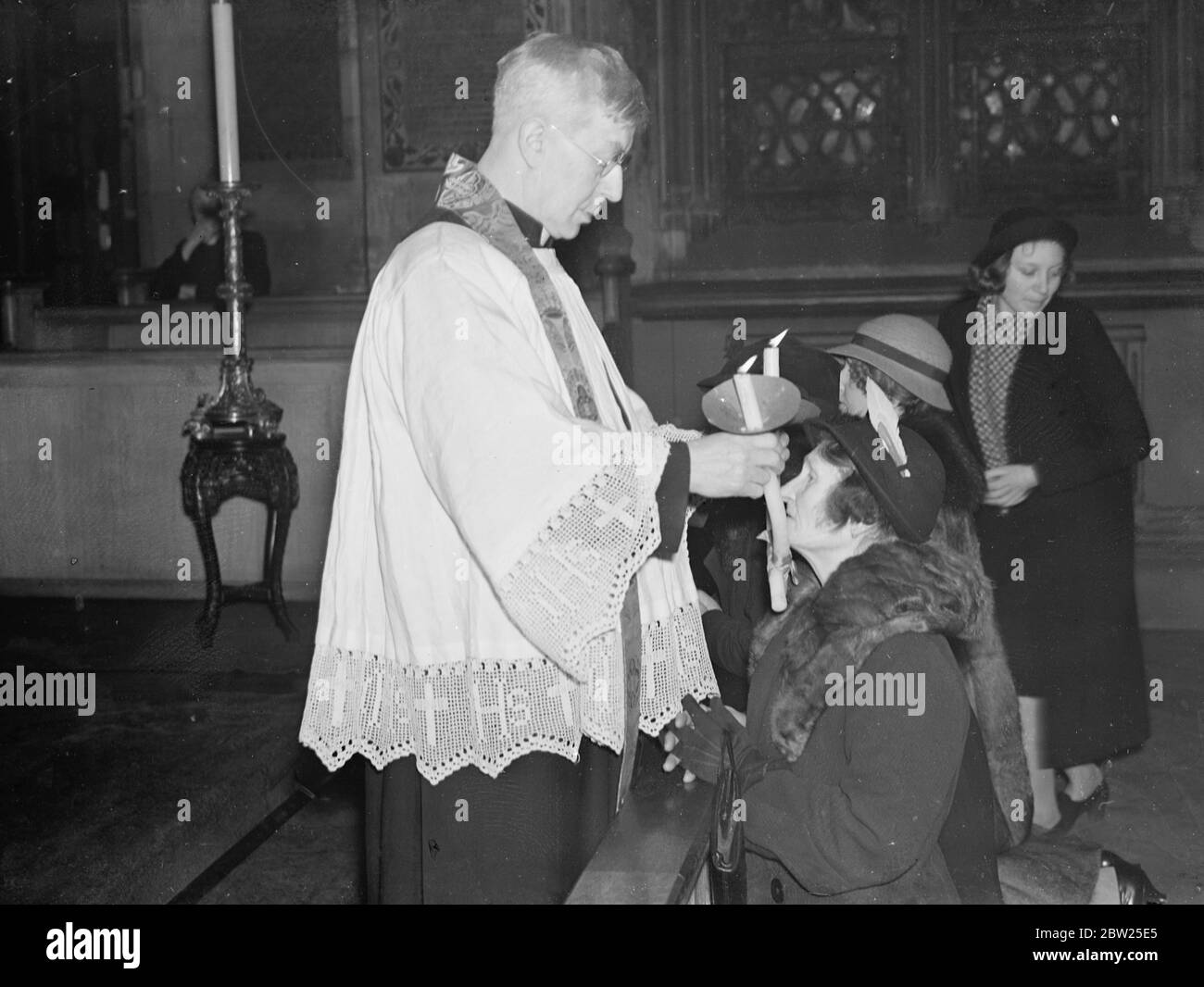 sacerdote católico blanco y negro