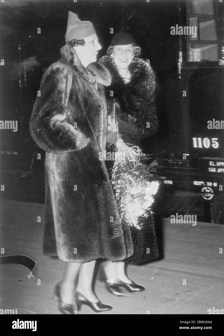 La princesa Marta de Noruega recibe a su madre en Estocolmo. La princesa Marta de Noruega fue recibida por su madre, la princesa Ingeborg de Suecia, cuando llegó a Estocolmo para unirse a las celebraciones de cumpleaños de su padre, el príncipe Carl de Suecia. El Príncipe Heredero Olav de Noruega, esposo de la Princesa Marta, también está asistiendo a las celebraciones. Espectáculos de fotos, la princesa Marta de la Corona (cámara más cercana) con su madre, la princesa Ingeborg, a su llegada a Estocolmo. 26 de febrero de 26 1938 Foto de stock