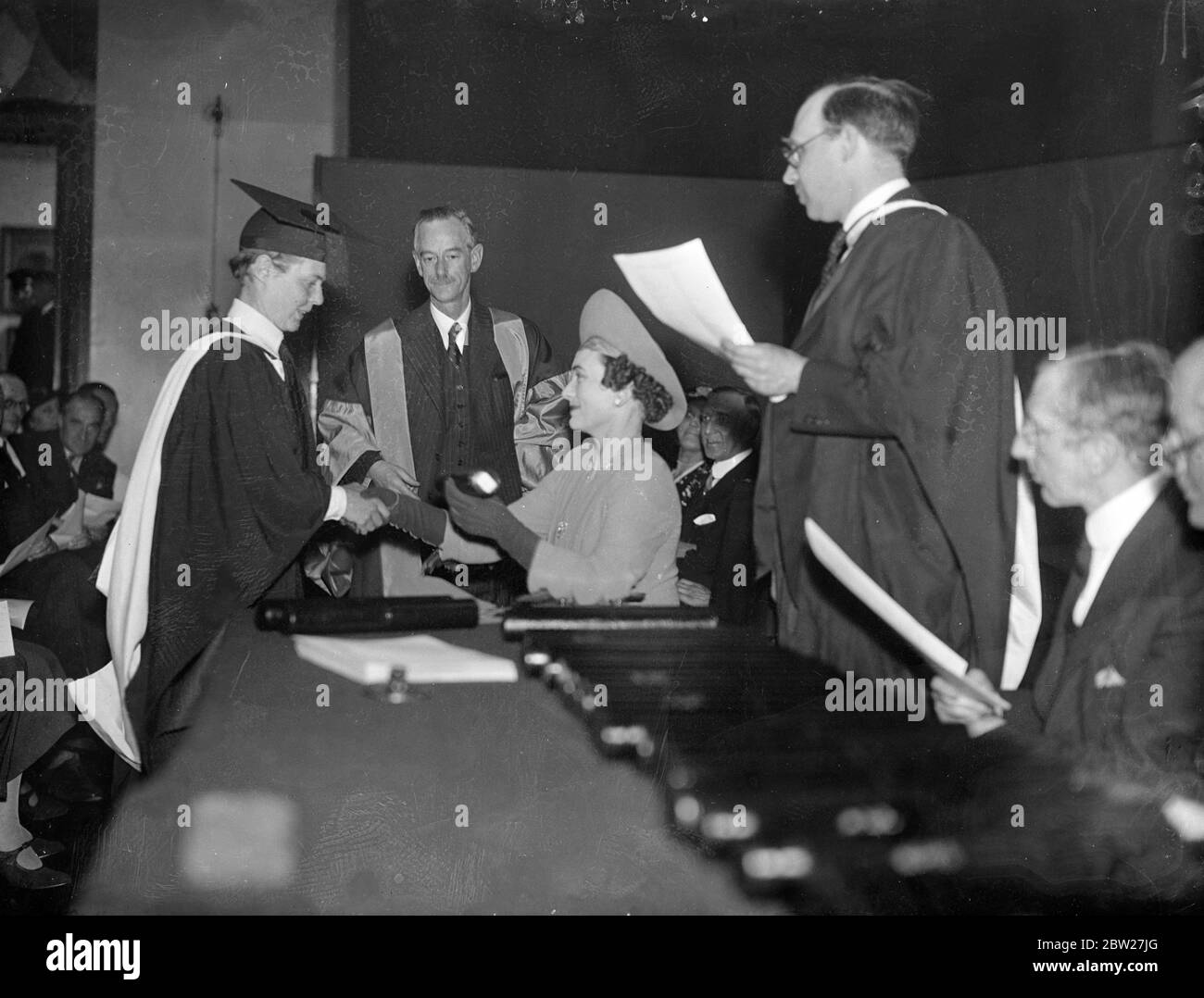 La Duquesa de Gloucester entregó premios a los estudiantes del Royal College of Art en el Victoria and Albert Museum, South Kensington. 16 de julio de 1937. Foto de stock