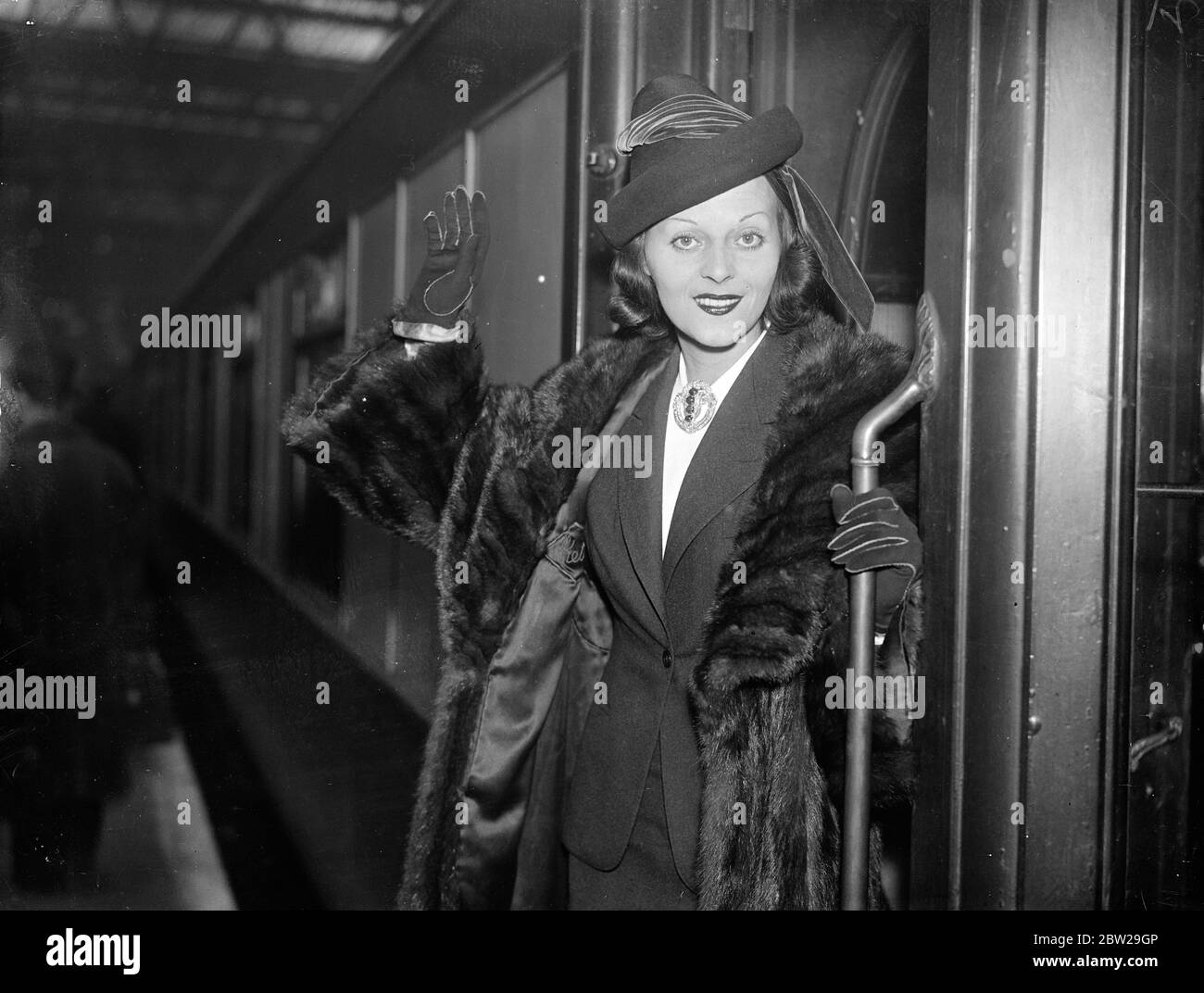 La actriz francesa llegó a Londres desde Hollywood, una vez una tocadora. La Srta. Ketti Gallian, la actriz francesa, que ha estado actuando con Warner Baxter y Fred Astaire en Hollywood, llegó a la estación de Waterloo, Londres, en el tren 'Normandie'. Puede aparecer en el escenario en Londres y trabajar en películas británicas. La señorita Gallian era anteriormente una 'Midinette' en la tienda de ropa de su madre en la Riviera. 29 de noviembre de 1937 Foto de stock