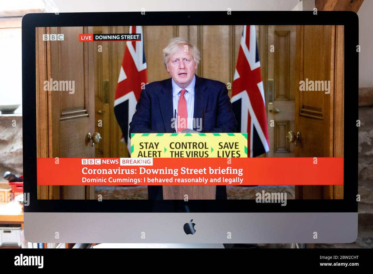 Pantalla de televisión de la imagen de Boris Johnson informe después de Dominic Cummings declaración BBC noticias Downing Street Londres Reino Unido 25 de mayo de 2020 Foto de stock