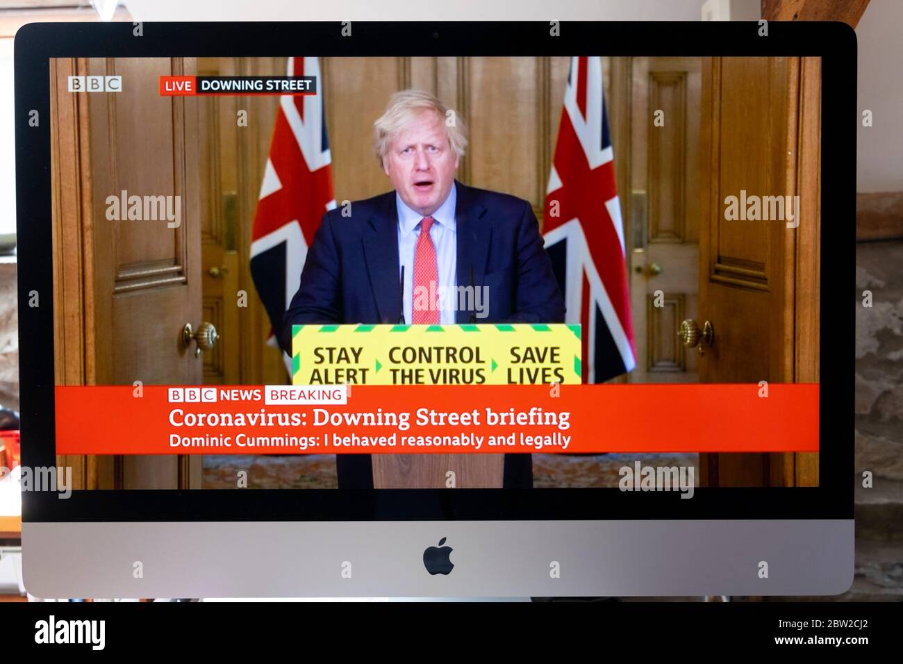 Pantalla de televisión de la imagen de Boris Johnson informe después de Dominic Cummings declaración BBC noticias Downing Street Londres Reino Unido 25 de mayo de 2020 Foto de stock