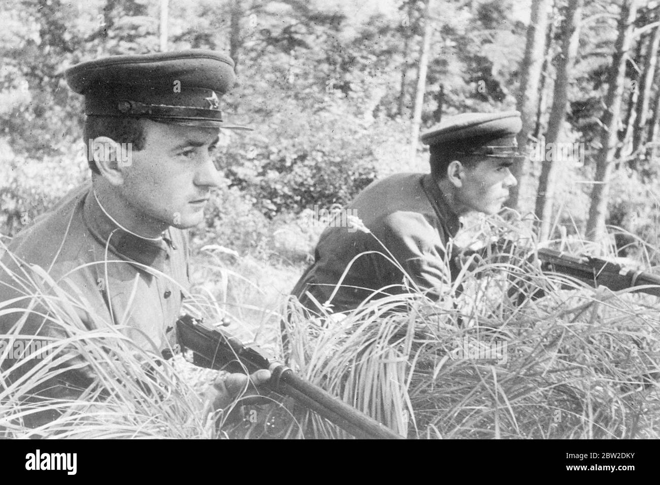 Jóvenes guardias de la frontera soviética, ojos muy atentos y rifles listos, mantener un control sombrío en las fronteras de Ucrania - el objetivo final de Hitler. 16 de octubre de 1938 Foto de stock