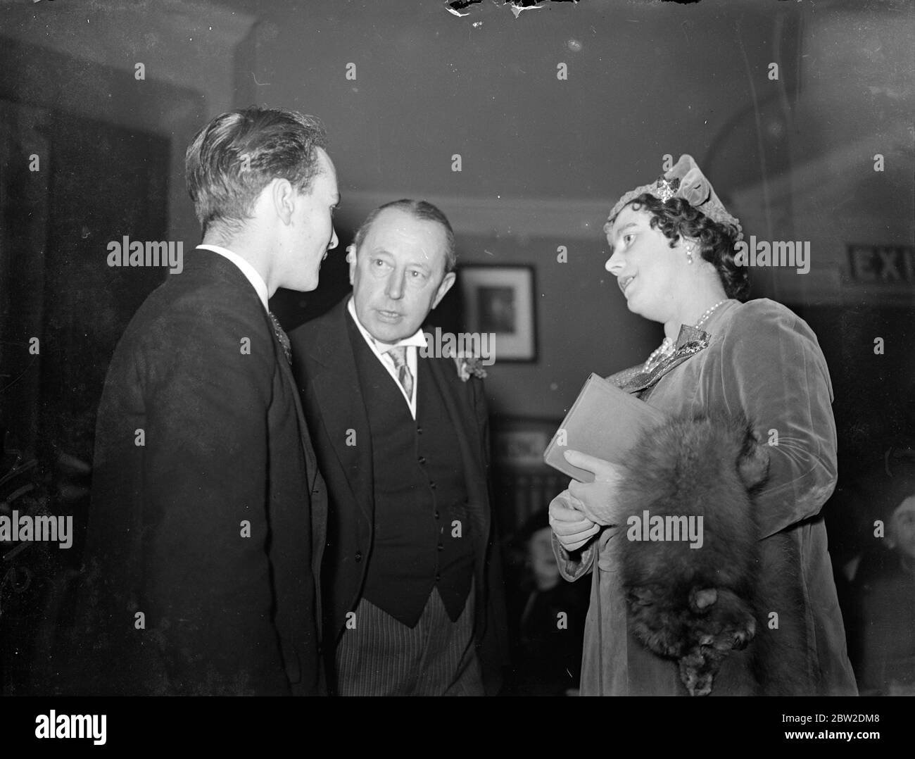 La Reina Real Academia de Arte dramático la Reina visitó la Real Academia de Arte dramático en Malet Street, Bloomsbury, cuando los estudiantes dieron una actuación especial para el Premio Kendal. Muestra de fotos, la Reina hablando con el Sr. Hugh Miller . 18 de noviembre de 1937 Foto de stock