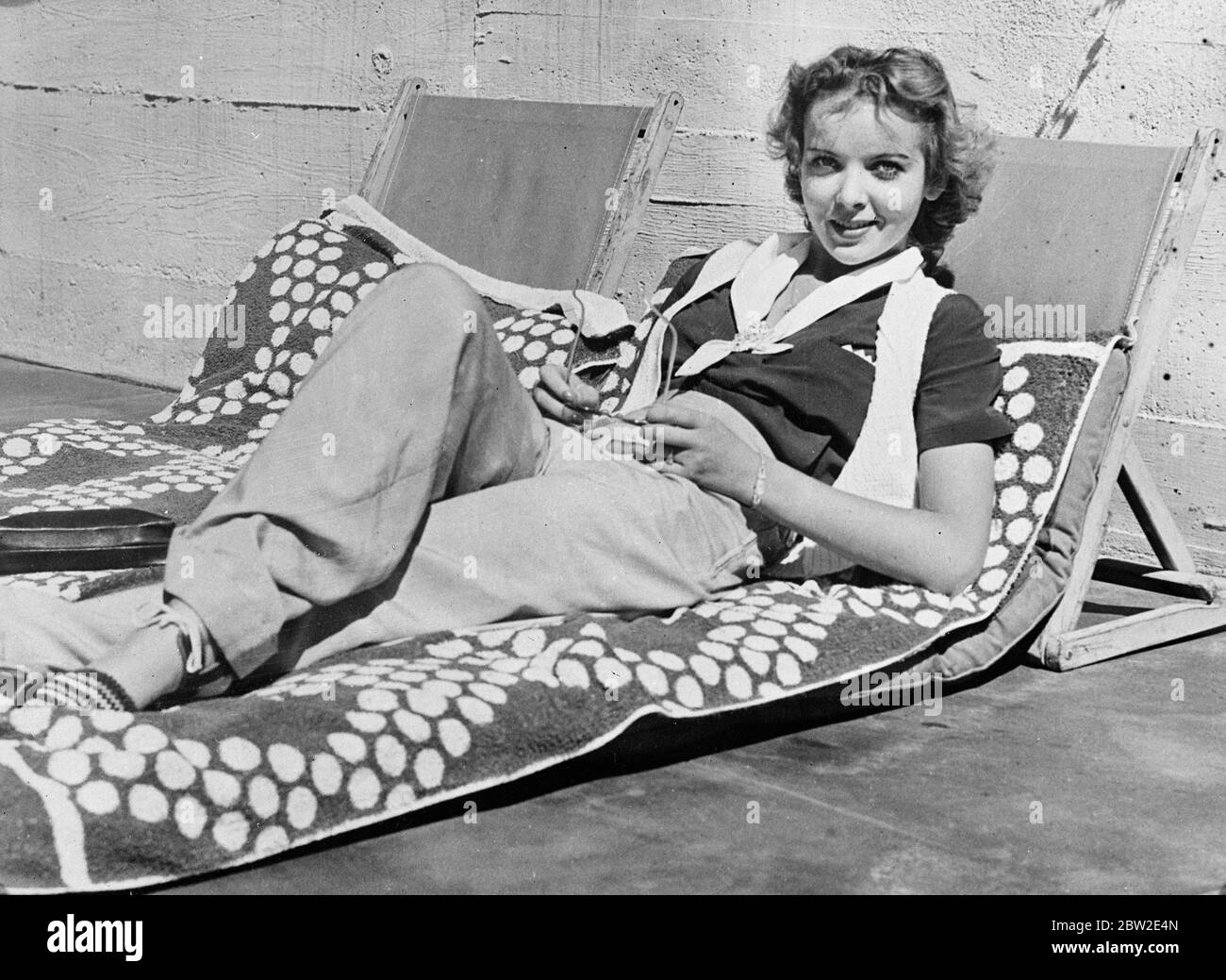 Actores británicos de cine este Ida Lupino que está trabajando en Hollywood, se relaja en la piscina en Arrowhead Springs, California, donde está de vacaciones. 20 de agosto de 1937.[?] Foto de stock