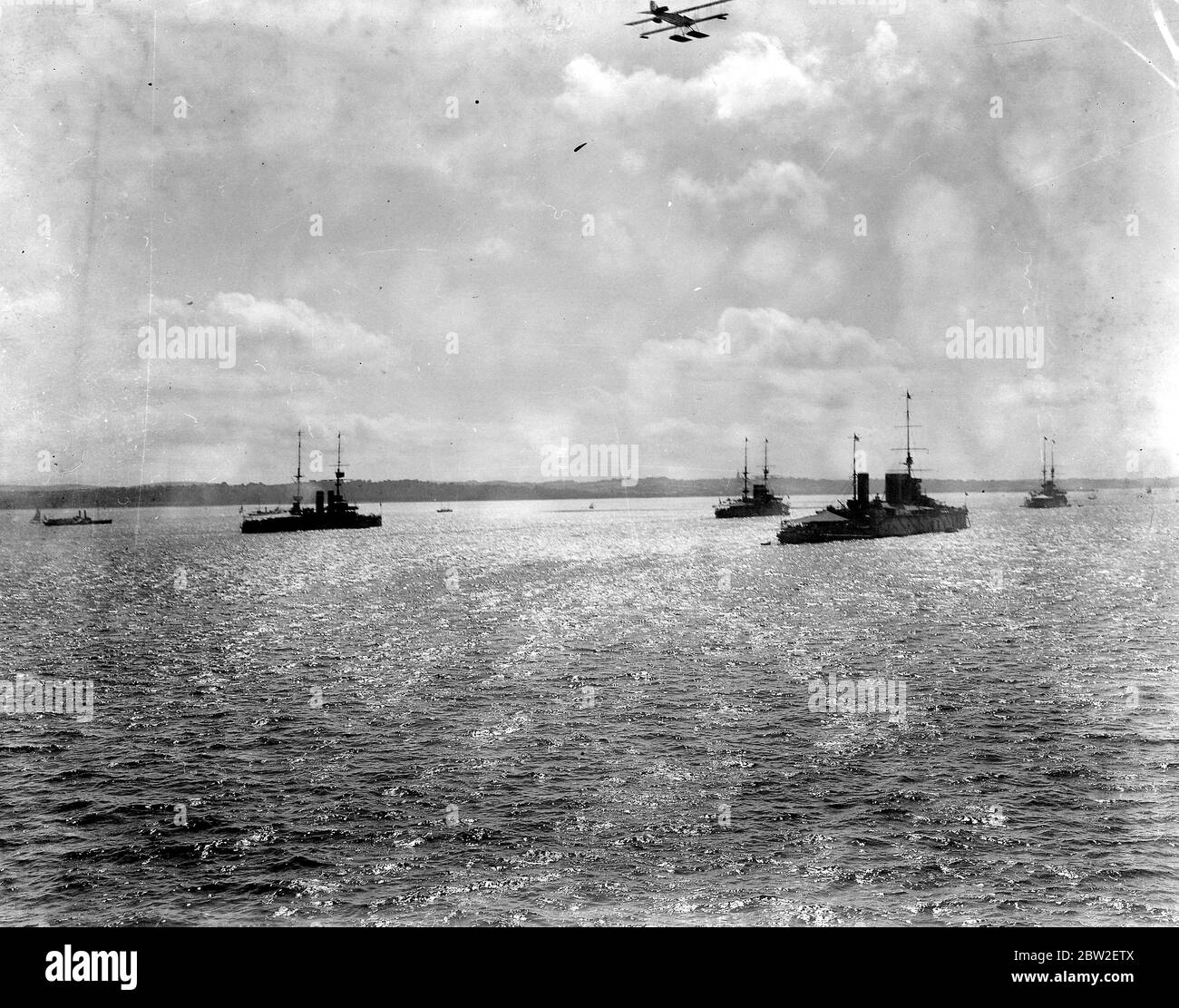 La flota en Spithead. Vista general de la flota en reposo con un plano torpedo circular. Foto de stock