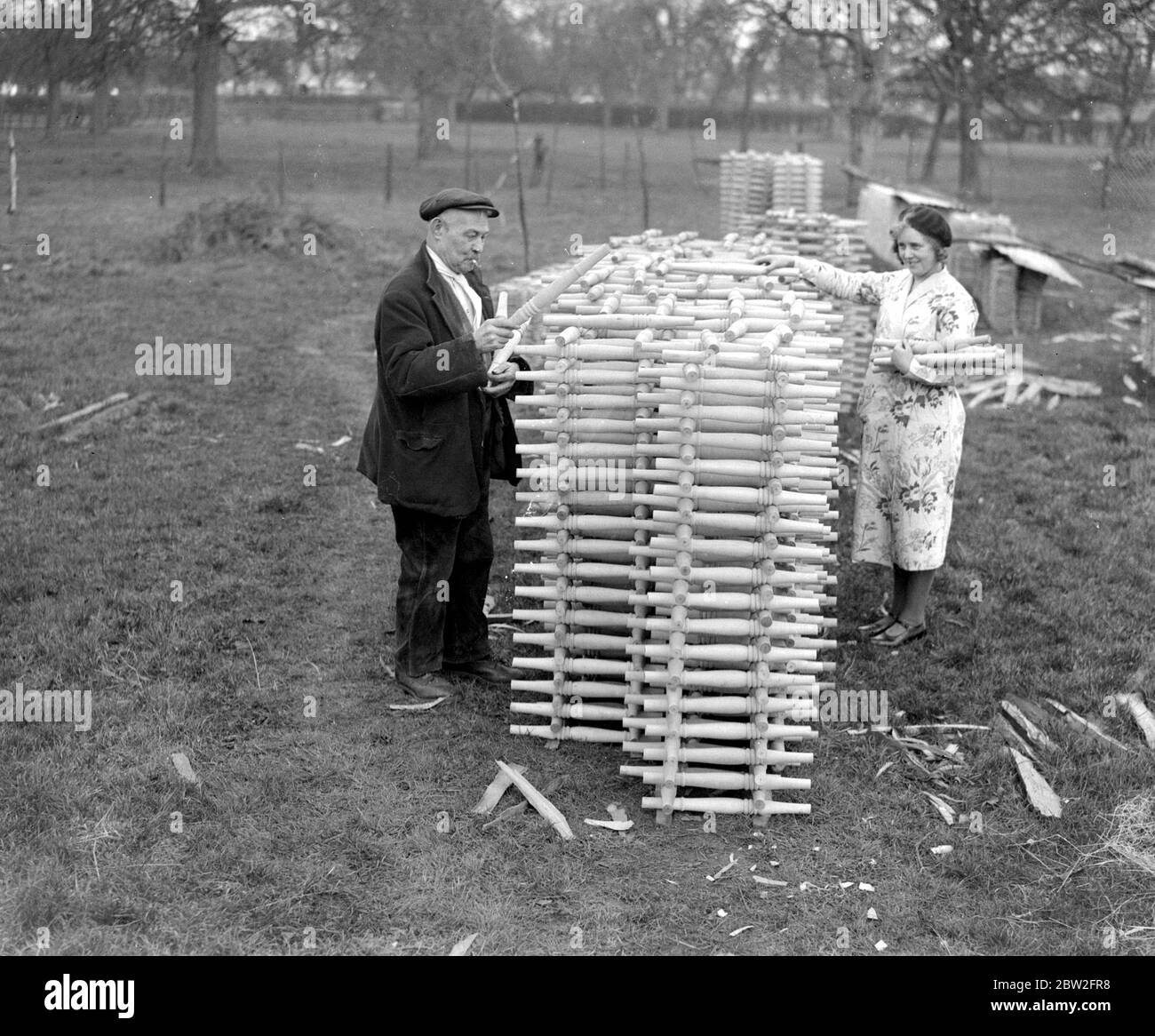 Una industria primitiva. Una de las industrias más antiguas de este país se lleva a cabo en los bosques de High Wycombe, Bucks, donde desde hace cientos de años, patas de silla, ganchos de tienda, etc, se han hecho por las manos, los árboles que se talan y se dividen y se dan vuelta sin la ayuda de maquinaria. Febrero de 1934 Foto de stock