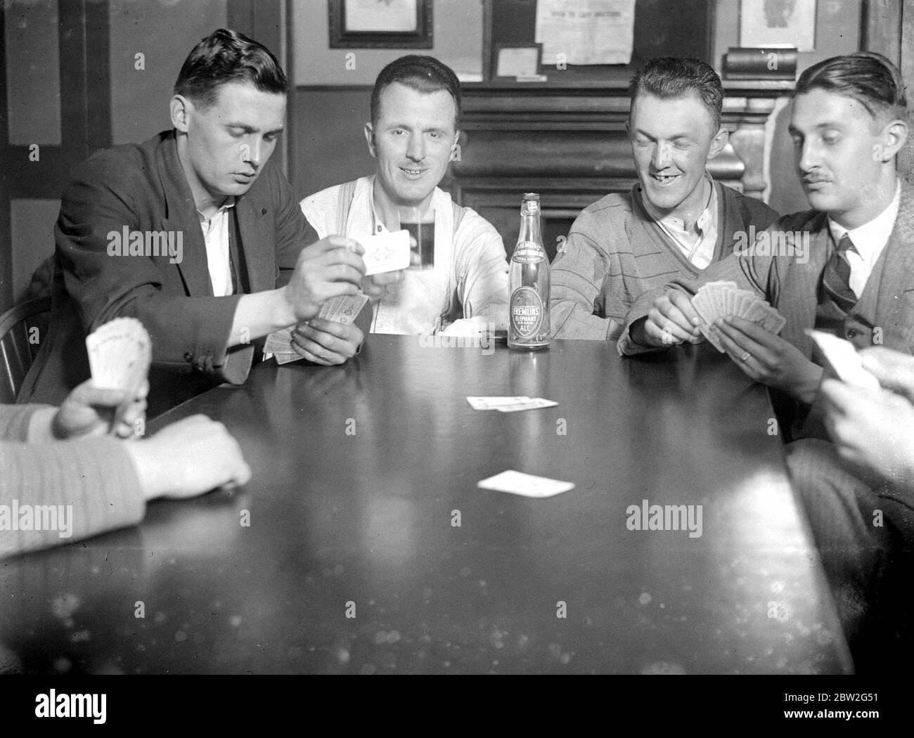 Grupo de hombres jugando a las cartas. 1933 Foto de stock