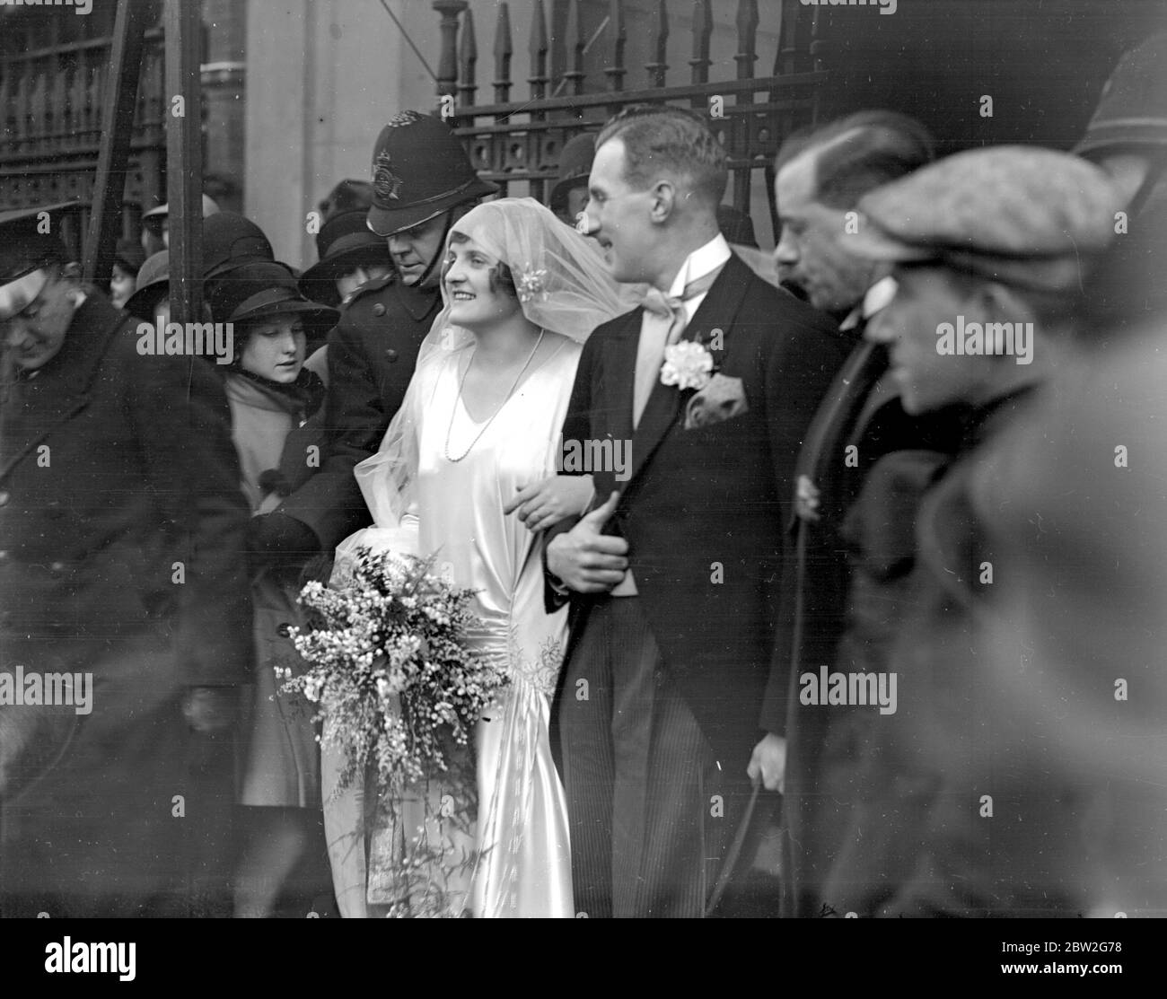 Boda del Sr. R.H.L. Brackenbury y Miss Trewly Springman en St Mark's, North Audley Street. 6 de enero de 1928 Foto de stock