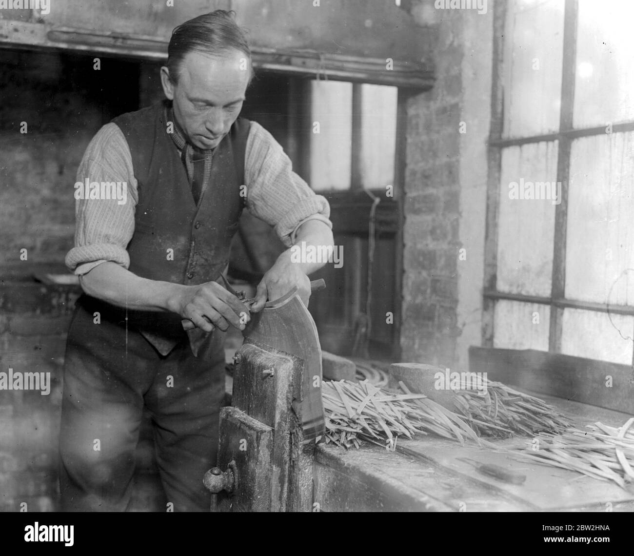 Corte de hueso de ballena - una industria de Leyton. Corte de palos para trabajo de permanencia o de desbastado. 1923 Foto de stock
