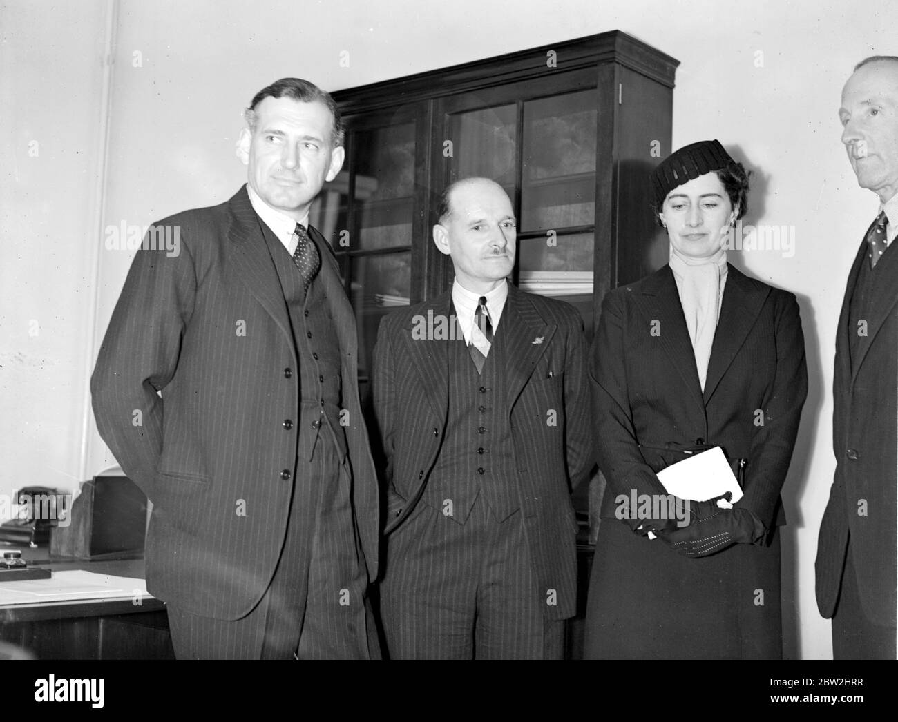 Primera reunión de los nuevos comisionados de la Guardia Civil Aérea en la Casa Aérea, Kingsway. De izquierda a derecha:- Capt H.H. Balfour, Sr. R. Murrey (Escocia) y Sra. F.G. Millas. 29 de agosto de 1939 Foto de stock