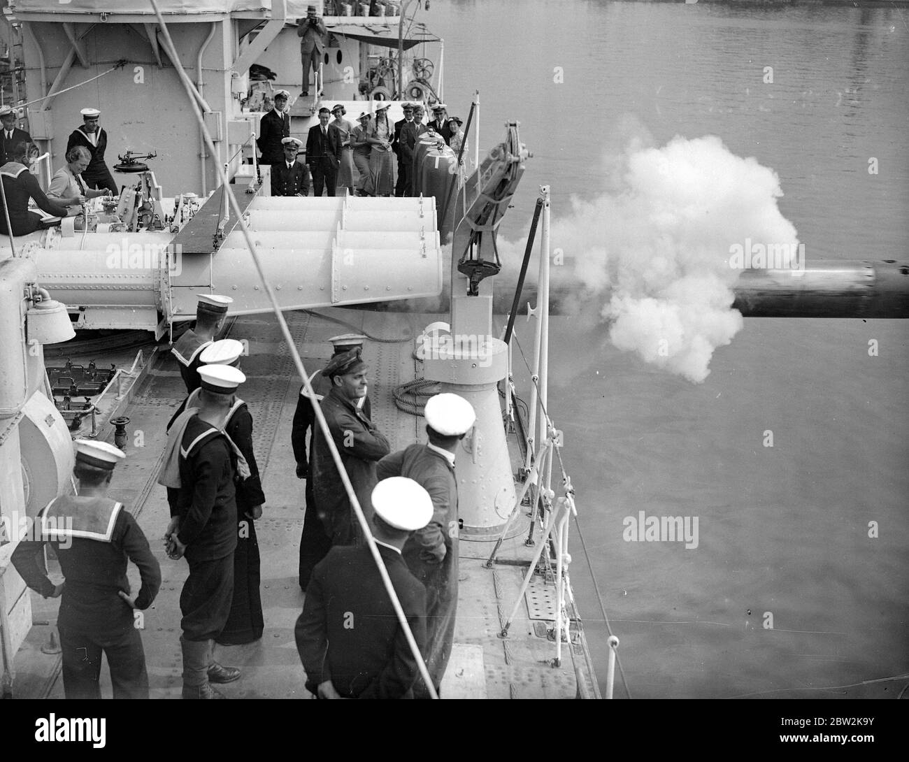 Semana de la Marina de Chatham. Una joven se sienta en el asiento de tiro y lanza un torpedo. 4 de agosto de 1933 Foto de stock