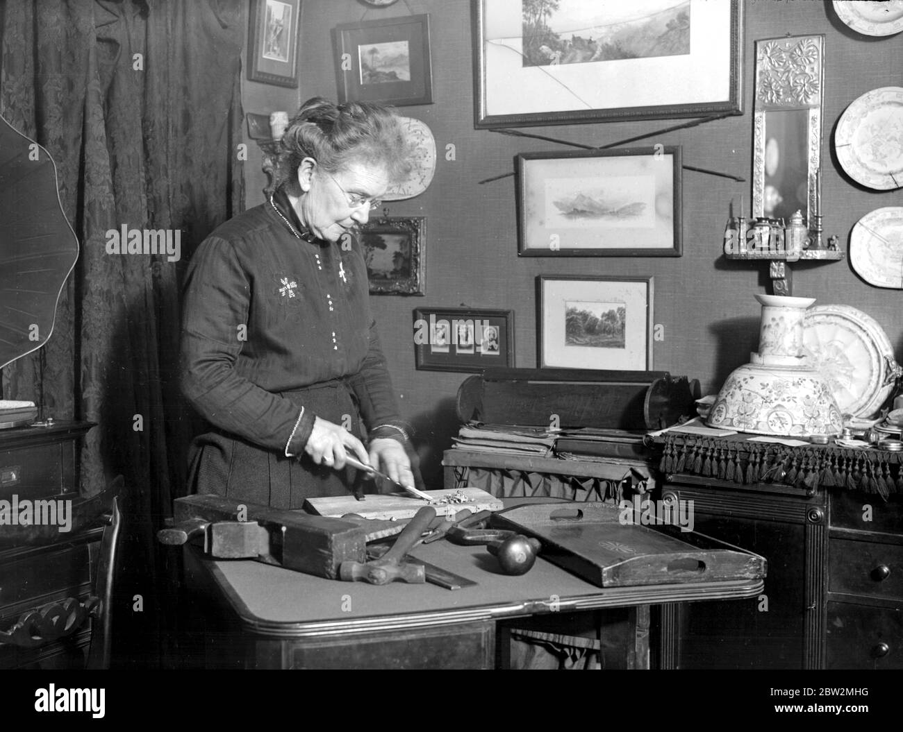 Sra. F. M. Howarth, trabajadora maderera de 74 años de South Island Place, Stockwell, que asiste a la clase de carpintería en el Instituto de la tarde de la Mujer de Brixton. 11 de abril de 1927 Foto de stock