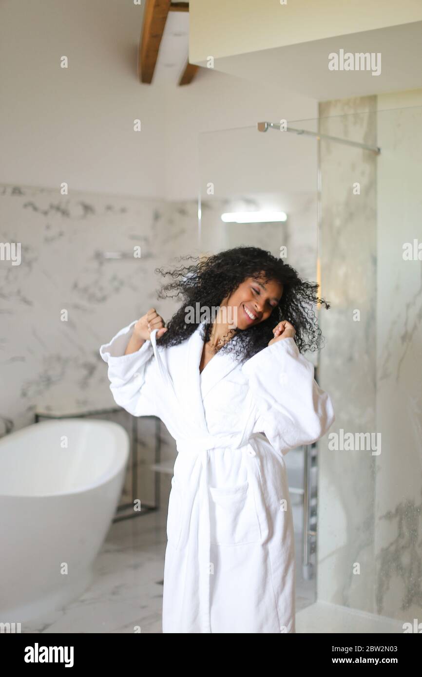 Joven chica negra con albornoz y baile en el baño Fotografía de stock -  Alamy