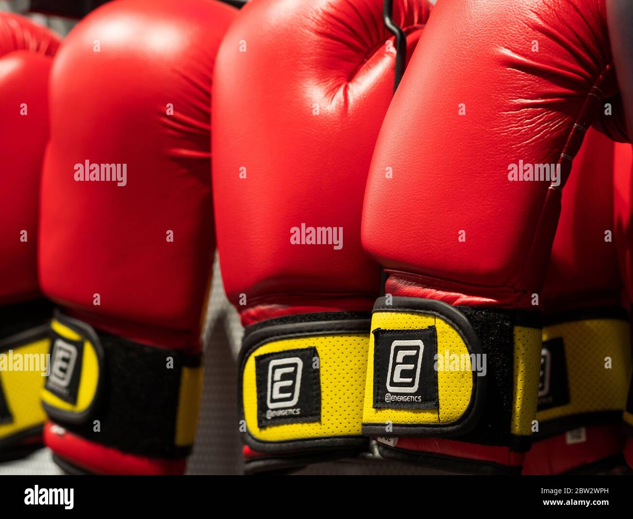Energetics Boxing Guante Cuero, fabricado en China, en un estante en una tienda Foto de stock