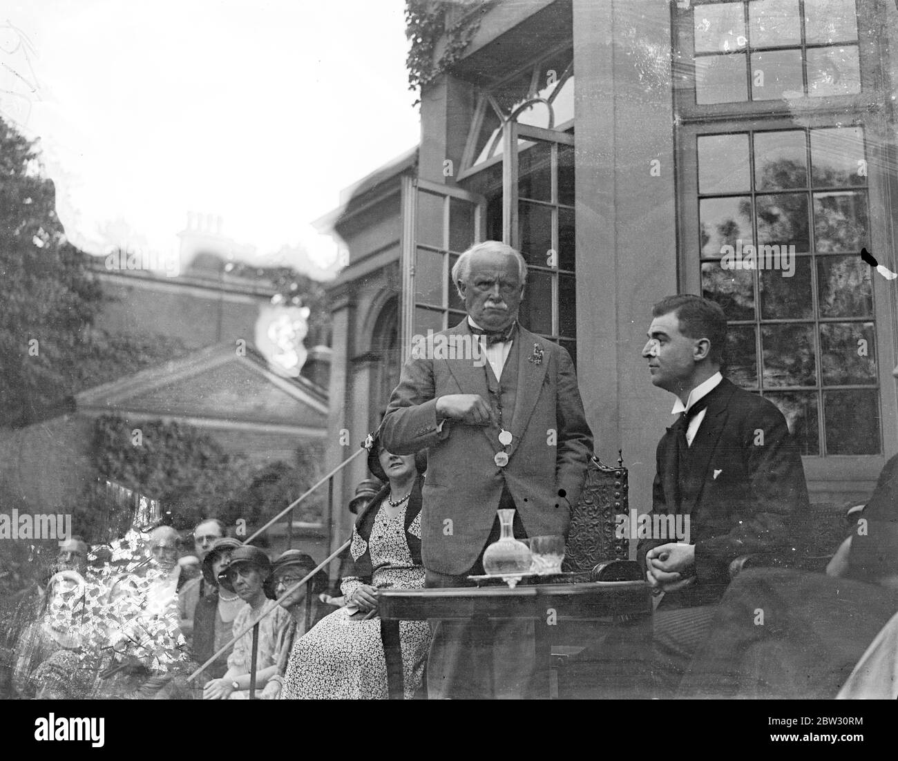 Lloyd George se dirige a los jóvenes liberales en la fiesta del jardín en su casa de Londres. El Sr. Lloyd George se dirigió a una gran reunión de jóvenes liberales de los condados de origen en una fiesta en el jardín de su casa en Addison Road, Kensington. El Sr. Lloyd George se dirige a la reunión del partido. 25 de junio de 1932 Foto de stock