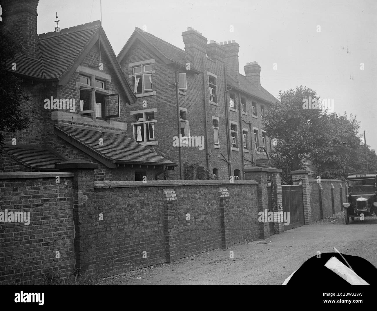 Enfermera muerta por su padre en Chiswick y Ealing Hospital de aislamiento. El esfuerzo de heroico matrón para salvar a la enfermera. Sra Sybil Armstrong , una enfermera de medicina de la familia de los veintitrés años, fue muerta a tiros por su padre, frente al matrón del Hospital de aislamiento de Chiswick y Ealing. El hombre entonces giró el revólver sobre sí mismo y recibió graves lesiones de las que no se espera que se recupere. El matrón intentó heroicamente frustrar al atacante. Chiswick y Ealing hospital donde se llevó a cabo el tiroteo. 16 de julio de 1932 Foto de stock