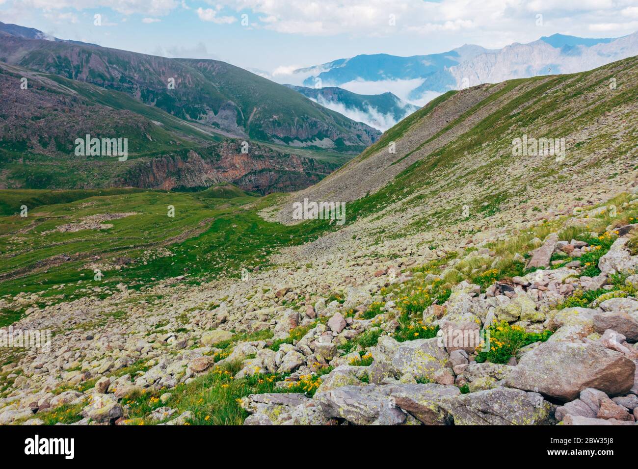 Mirando hacia abajo por el valle hacia Stepantsminda en el ascenso al Monte Kazbek, Georgia Foto de stock