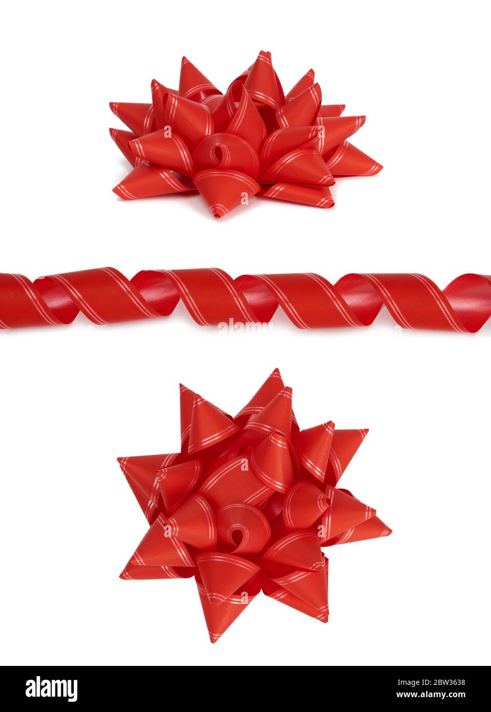 cinta decorativa roja de papel curvado para atar regalos y lazo rojo  aislado sobre fondo blanco, juego Fotografía de stock - Alamy