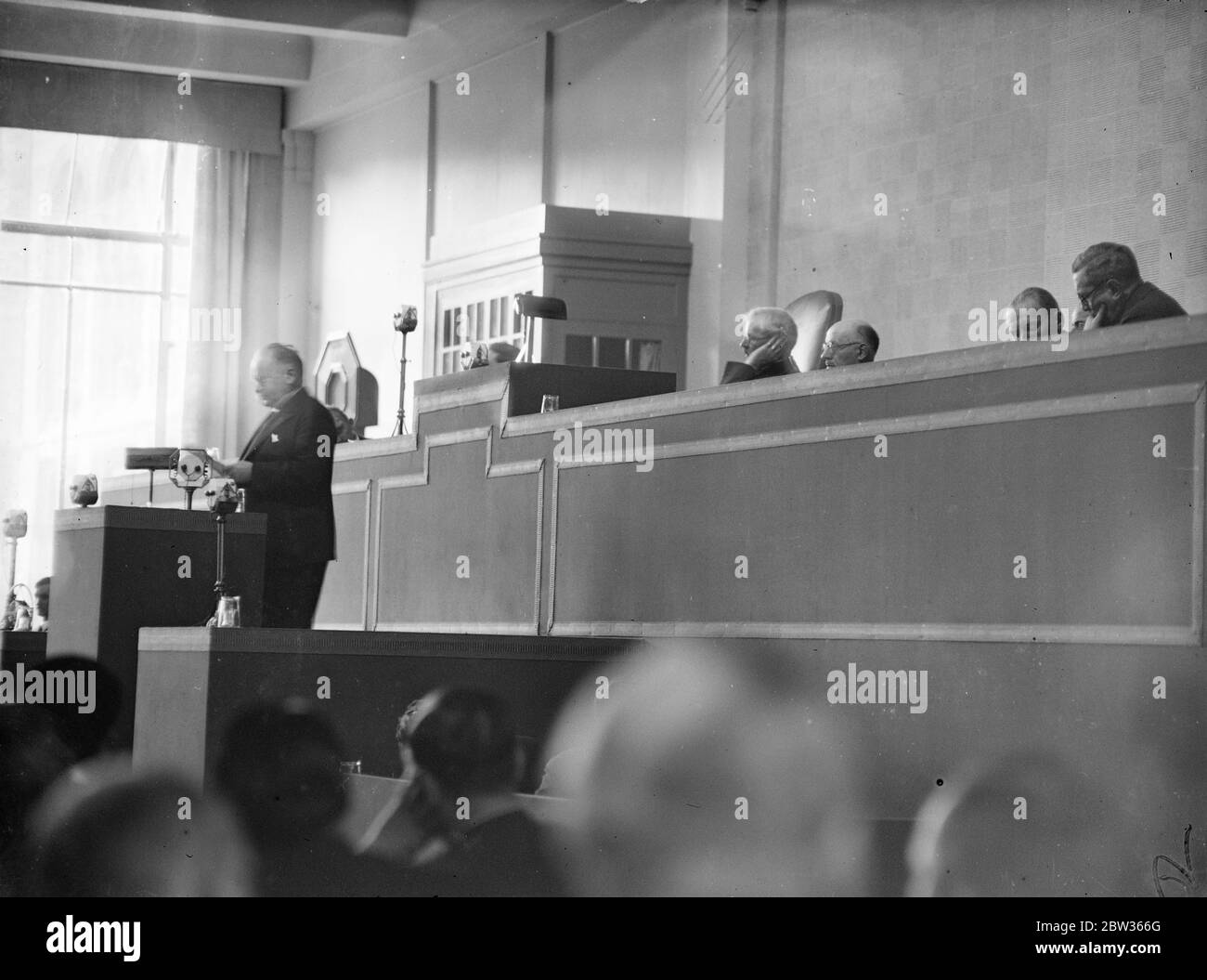 La Conferencia Económica Mundial en sesión con un orador que se dirige a la Asamblea . 14 de junio de 1933 Foto de stock