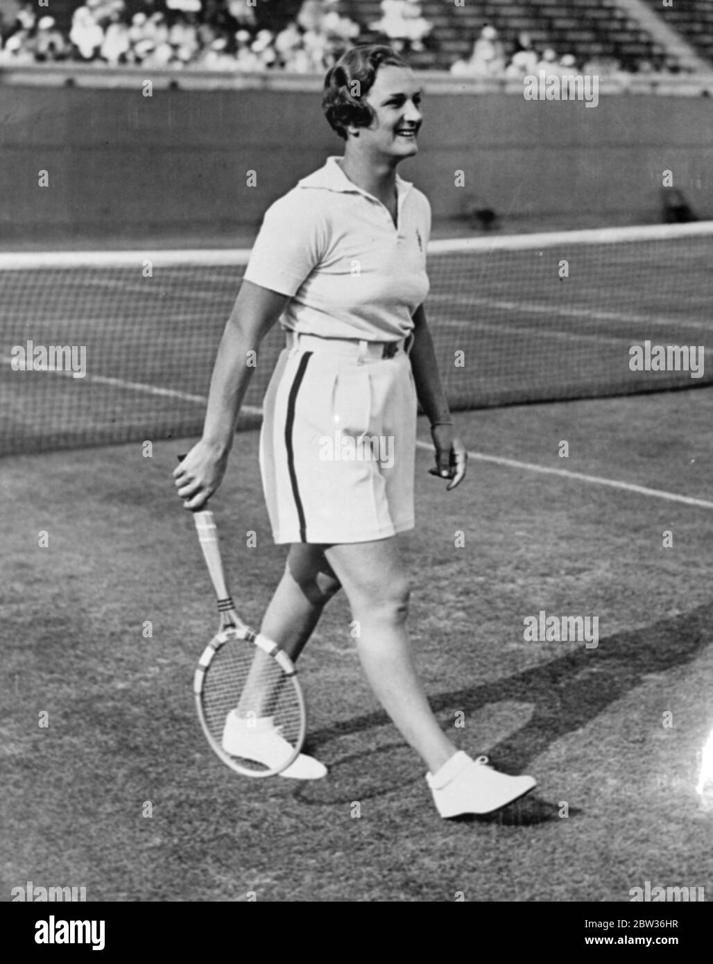 Helen Jacobs juega al tenis en pantalones cortos . Miss Helen Jacobs , la jugadora de tenis americana, llevando pantalones cortos para la ronda de apertura del Campeonato Nacional de Tenis Femenino de los Estados Unidos en Forest Hills, Long Island . La Srta. Jacobs dice que los pantalones cortos son más frescos y más cómodos. 21 de agosto de 1933 Foto de stock