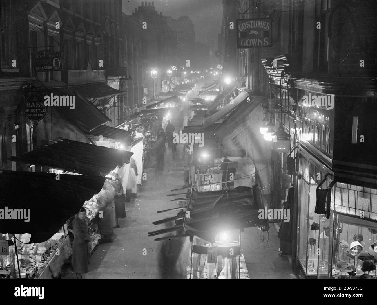 Compras de Navidad en las luces brillantes de Berwick Street . La miríada de luces de Berwick Street, en Piccadilly, Londres, uno de los mercados más conocidos de la Metropolis. En la actualidad los vendedores al aire libre están haciendo un comercio de Navidad rápido. 15 de diciembre de 1933 Foto de stock