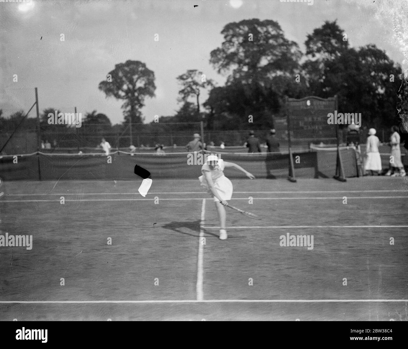 Jóvenes estrellas de tenis se reúnen en Wimbledon , para decidir el título nacional . Había una entrada récord para el Campeonato Nacional Británico de Tenis de césped Junior que abrió en Wimbledon. Fotos muestra a Miss C D Musson en juego en Wimbledon . 10 de septiembre de 1934 Foto de stock