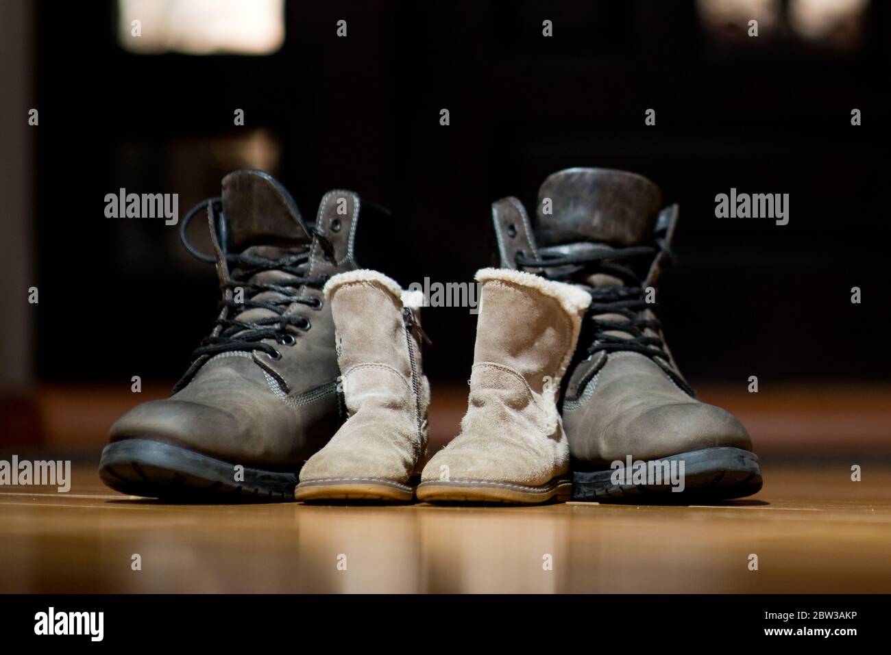 Boy patucos en zapatos de hombre adulto Fotografía de stock - Alamy