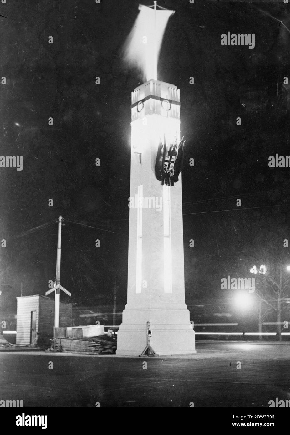 Se han erigido pilones iluminados del centenario para las próximas celebraciones de Melbourne. 4 de octubre de 1934 Foto de stock