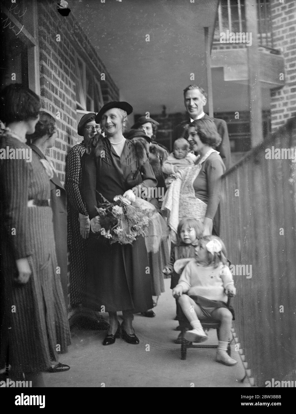 La princesa Alice abre nuevos pisos Kensington . 11 de octubre de 1934 . Foto de stock