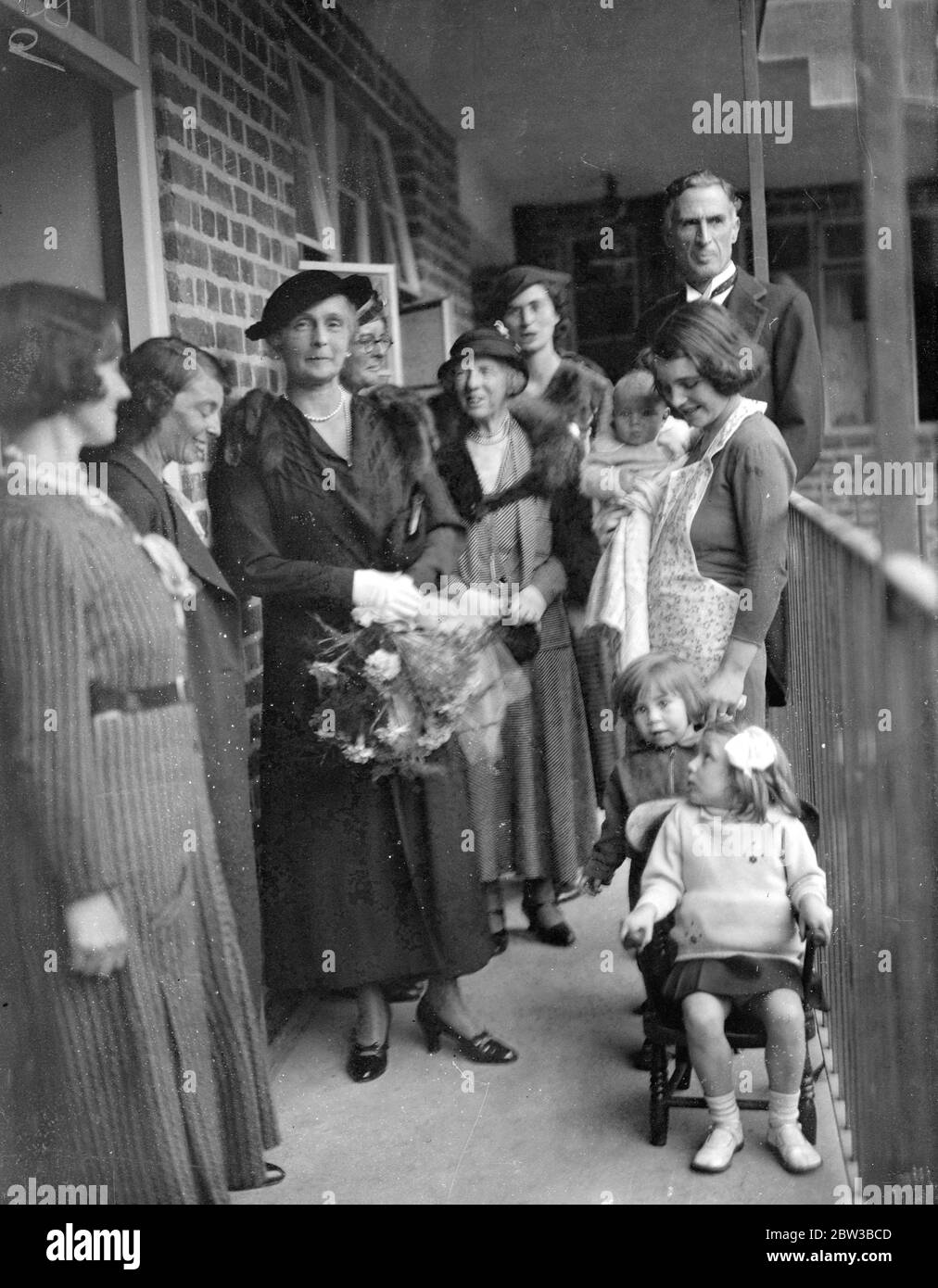 La princesa Alice abre nuevos pisos Kensington . 11 de octubre de 1934 . Foto de stock