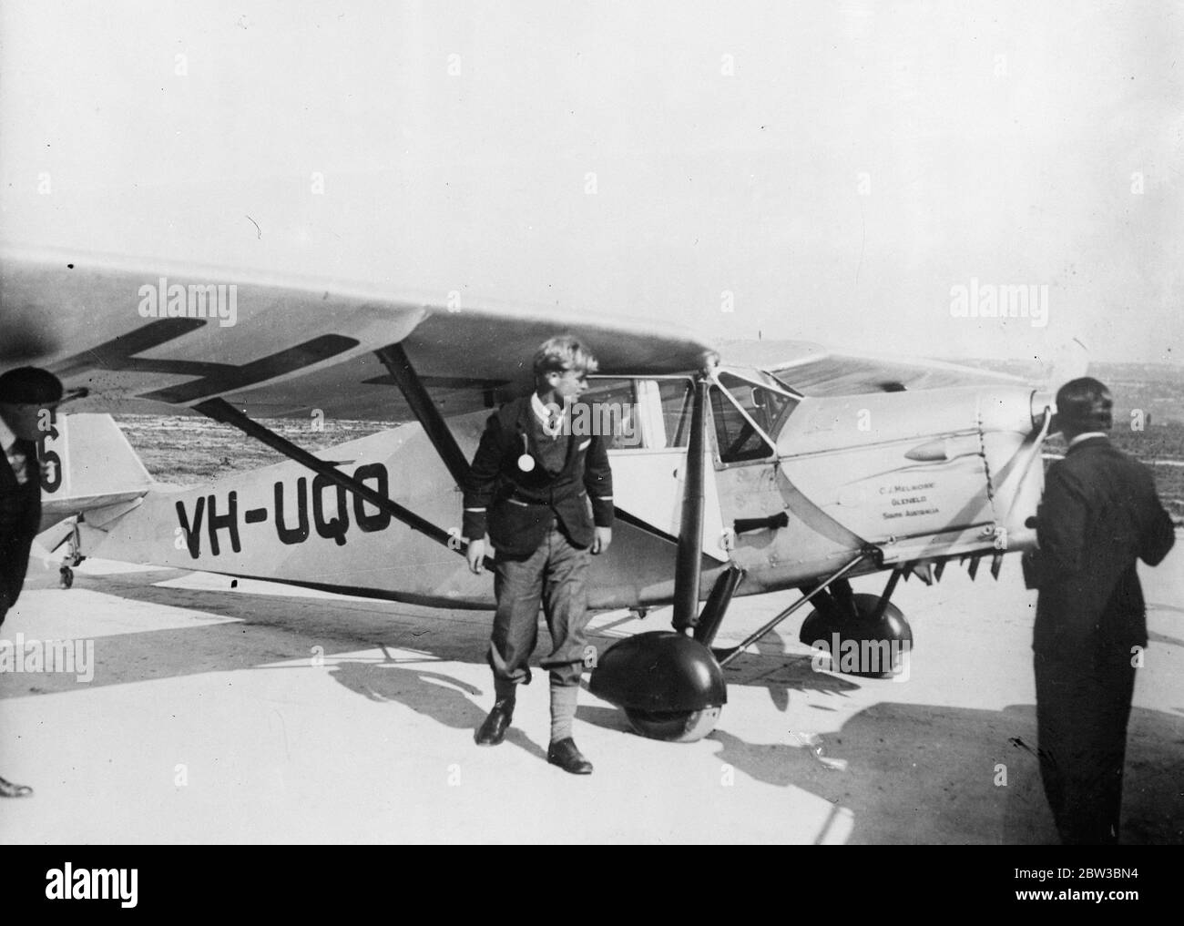 G J Melrose con su de Havilland Moth en Marsella , Francia . 20 de octubre de 1934 Foto de stock